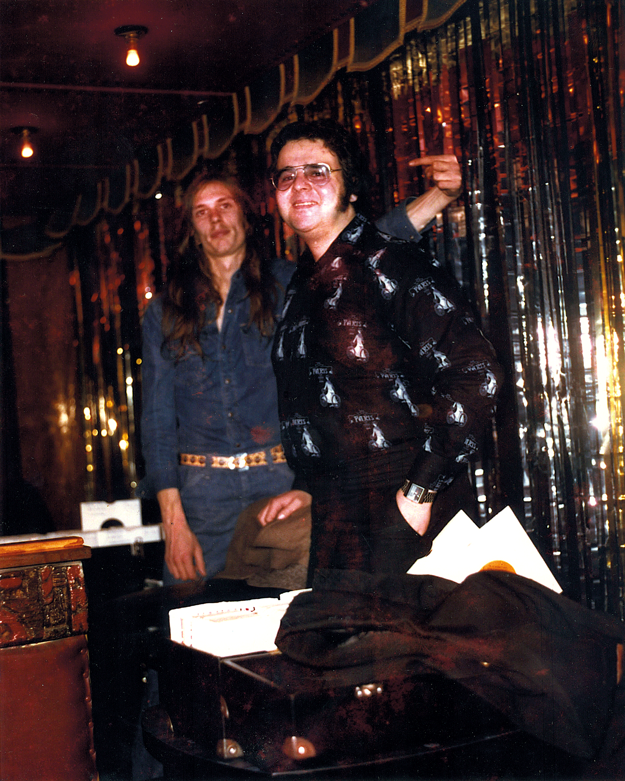 Colin Curtis (left) pointing at Ian Levine. Photo courtesy of Mike Ritson and Stuart Russell.